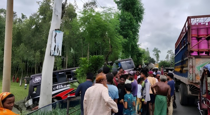 গাইবান্ধার পলাশবাড়ীতে বাস-মাইক্রোবাস সংঘর্ষে চালক নিহত, আহত ১০